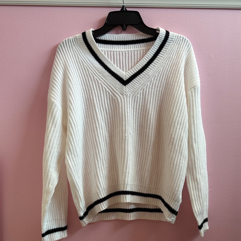 White V-Neck Sweater with Black Accents SHEIN